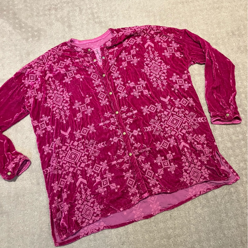 Johnny was pink embroidered rayon / silk snap button up blouse / tunic.  EUC!